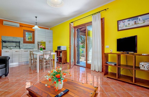 Case Peschiera-Lu Fraili House | Vacation Home "Casa Bouganvillea" with Private Terrace, Private Garden & A/C