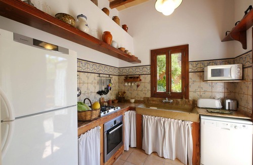 Petra House | Vacation Home Colomer with Balcony, Wi-Fi & Garden