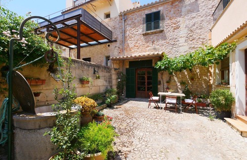 Petra House | Vacation Home Colomer with Balcony, Wi-Fi & Garden