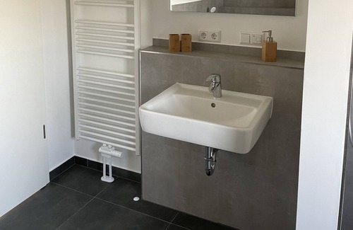 Lobnitz House | Vacation home Eni by the lake!