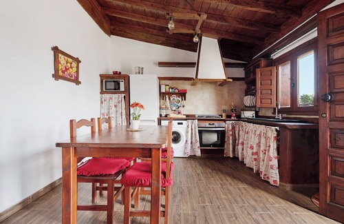 Icod de los Vinos House | Vacation Home "Casa Rural Romance" with Sea View, Jacuzzi & Wi-Fi