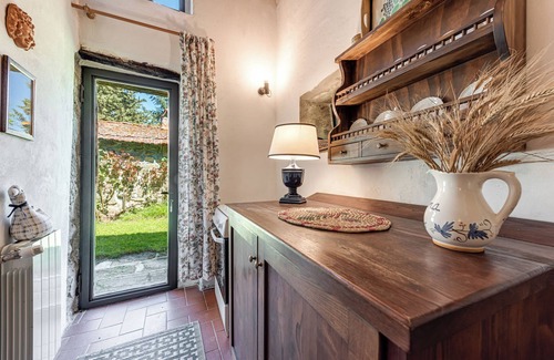 Londa House | Vacation Home "Fienile Con Piscina Vicino Firenze" with Mountain View, Shared Pool & Wi-Fi