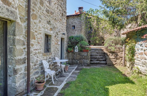 Londa House | Vacation Home "Fienile Con Piscina Vicino Firenze" with Mountain View, Shared Pool & Wi-Fi