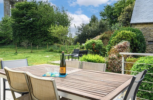 Ploneour-Lanvern House | Vacation Home "Gîte Authentique Breton: with Private Terrace, Private Garden & Wi-Fi
