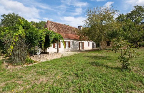 Cendrieux House | Vacation Home in Lacropte near Woods