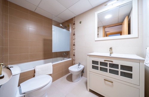 Deltebre House | Vacation Home 'Lo Riu' near River with Mountain View, Wi-Fi, Terrace & A/C