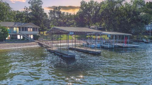 Lake Ozark House | Vacation Home Mallard Water Front two king beds
