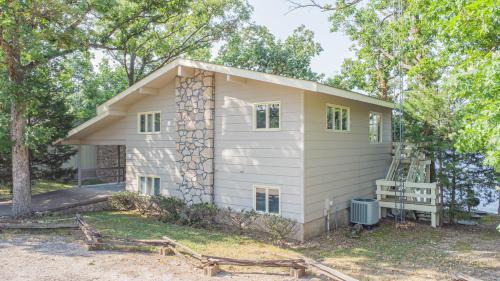 Lake Ozark House | Vacation Home Mallard Water Front two king beds