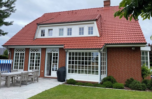 Brodten Apartment | Vacation home, walking distance to the Baltic Sea, garden, quiet location, WLAN, 2 separate app.