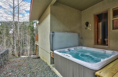 Sunburst Estates House | Vacation home with lots of amenities and convenient location to ski runs nearby