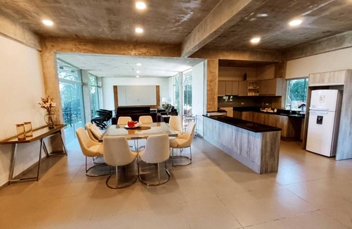 San Bernardino House | Vacation House, San Bernardino Amphitheater