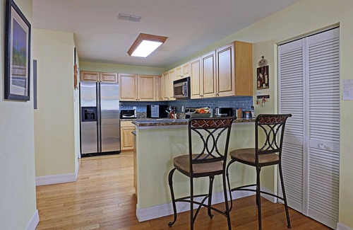 Iona Apartment | Vacation rental a few minutes from the beach. Quiet and central location