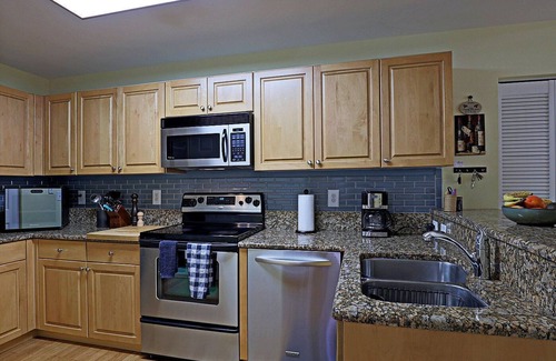 Iona Apartment | Vacation rental a few minutes from the beach. Quiet and central location