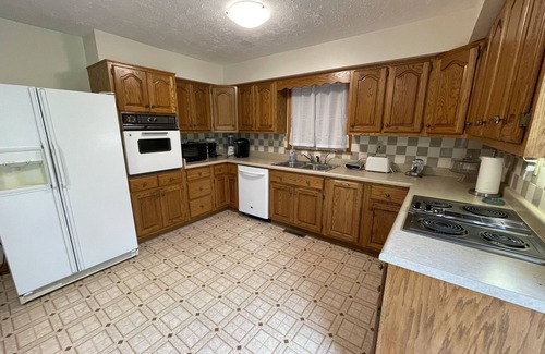 Monticello House | Vacation rental in quiet neighborhood 6 miles to Lake Cumberland!