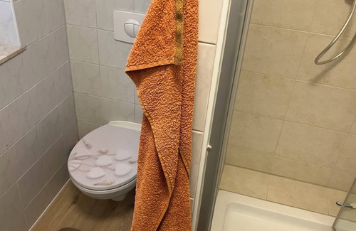 Neverin Apartment | Vacation room (1) Distance to the A20 8 minutes, to Neubrandenburg 10 minutes