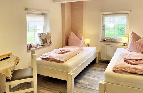 Dorgenhausen Apartment | Vacation room Kirsche - Holiday room Elsterblick