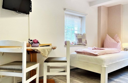 Dorgenhausen Apartment | Vacation room Kirsche - Holiday room Elsterblick