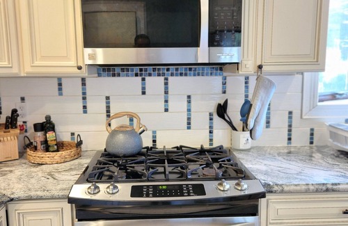 New London House | Vacation Starts Now! Pet friendly, beach fun 5 min away!