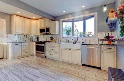 New London House | Vacation Starts Now! Pet friendly, beach fun 5 min away!