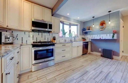 New London House | Vacation Starts Now! Pet friendly, beach fun 5 min away!