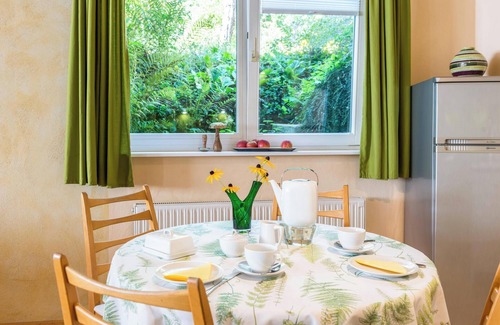 Ueberlingen Apartment | Vacation Studio "Grünspecht" with Wi-Fi, Garden & Terrace