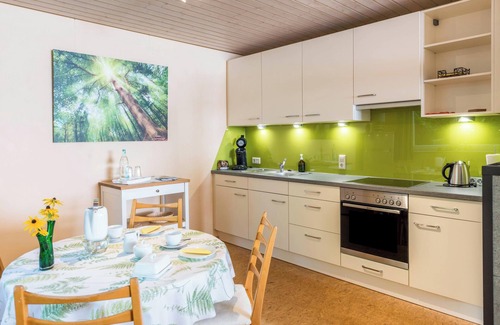 Ueberlingen Apartment | Vacation Studio "Grünspecht" with Wi-Fi, Garden & Terrace