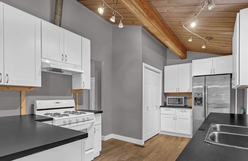 Langley House | Vacation3BDR Rustic Looking Rancher with Indoor/Outdoor Wood Fire and lawn.
