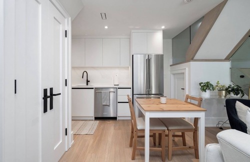 New Toronto House | Vacay By The Lake In This Cozy Garden Suite!