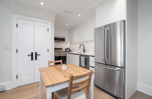 New Toronto House | Vacay By The Lake In This Cozy Garden Suite!