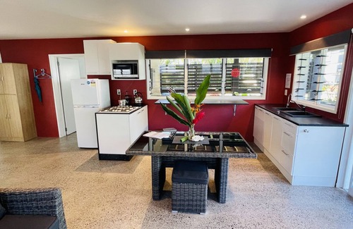 Tapere of Vaimaanga Apartment | Vaima Studio -steps from the best beach + value for money, air con, free WIFI !