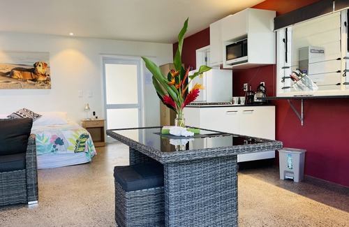 Tapere of Vaimaanga Apartment | Vaima Studio -steps from the best beach + value for money, air con, free WIFI !