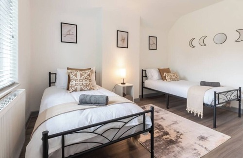 Woodley House | Valarie - 3 Bedroom house with Parking