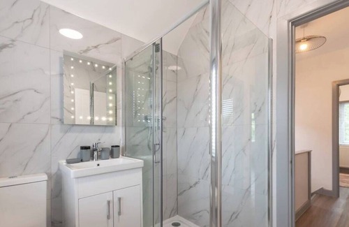 Woodley House | Valarie - 3 Bedroom house with Parking