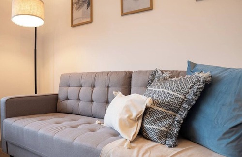 Woodley House | Valarie - 3 Bedroom house with Parking
