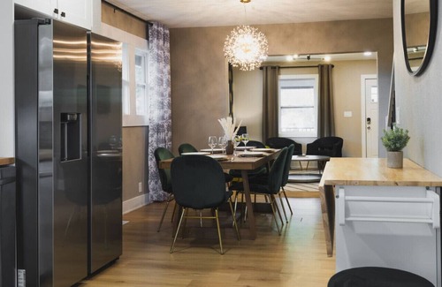 West Des Moines House | Valley Junction Gem W/Games and Outdoor space