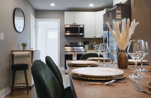 West Des Moines House | Valley Junction Gem W/Games and Outdoor space