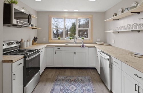 Honeoye House | Valley View | Mins to Lake and Ski | Hot Tub