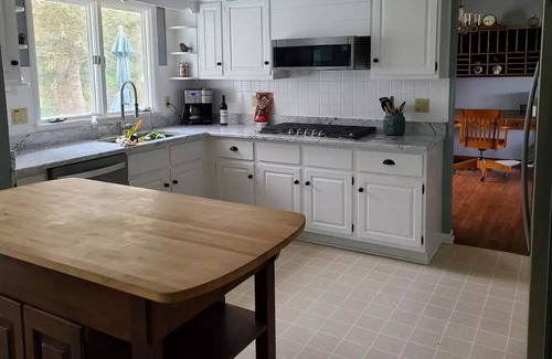 Kent House | Valley view! Outdoor hot tub, 4 bed house.