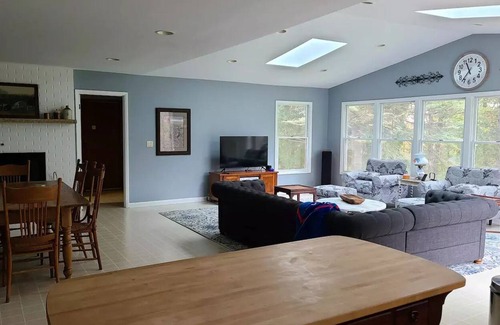 Kent House | Valley view! Outdoor hot tub, 4 bed house.