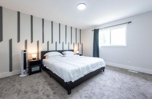 Valley Ridge Villa | Valley Villa Spacious 5BD Getaway! Sleep 12, 1hr to Banff, 40 Mins Canmore, 5 mins to WinSport & Olympic park
