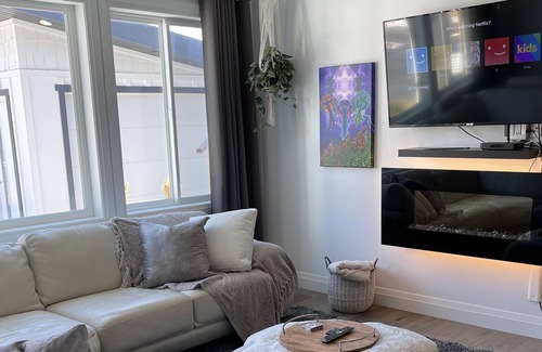 Central Okanagan House | Valleyview 2 Bedroom with Hot Tub and Games Room