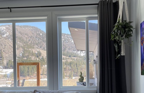 Central Okanagan House | Valleyview 2 Bedroom with Hot Tub and Games Room