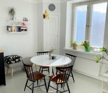 Keskinen District Apartment | Valoisa ja täysin remontoitu huoneisto