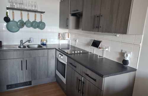 North Woolwich Apartment | Van Gogh flat with River Views Gallions Reach