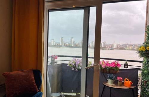 North Woolwich Apartment | Van Gogh flat with River Views Gallions Reach