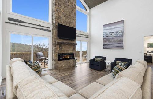 Branson West House | Van Kirk Cove - 6 BDR Stunner