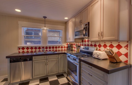 Tahoe City House | Vanni House - 2 BR - Hot Tub - Walk to Beach & Downtown Tahoe City