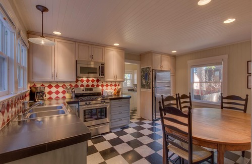 Tahoe City House | Vanni House - 2 BR - Hot Tub - Walk to Beach & Downtown Tahoe City
