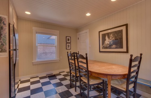 Tahoe City House | Vanni House - 2 BR - Hot Tub - Walk to Beach & Downtown Tahoe City