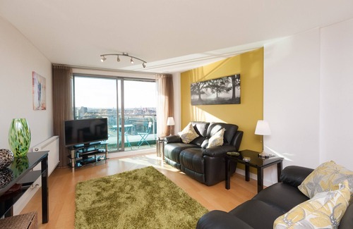 City Centre Glasgow Apartment | Vantage Apartments - Clyde Street, River view with balcony